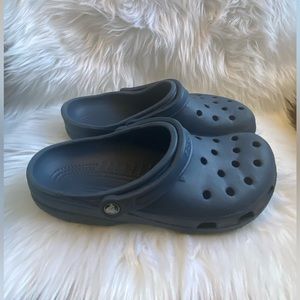 Men’s navy blue crocs